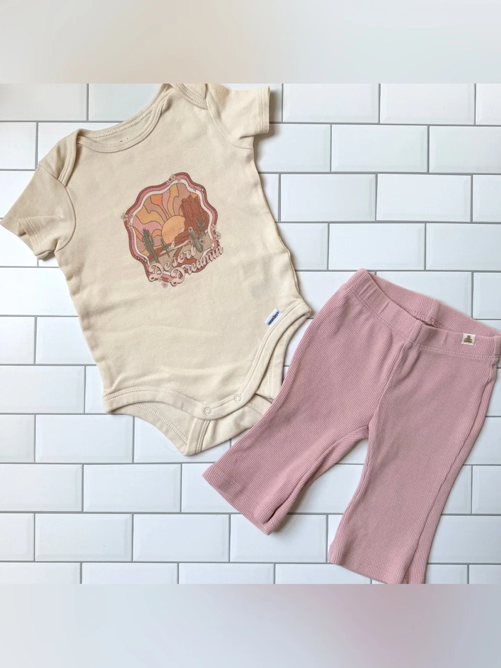 3-6M🏜️ GAP & Gerber Baby Desert Dreamin’ Graphic SS Bodysuit & Pink Ribbed Pant